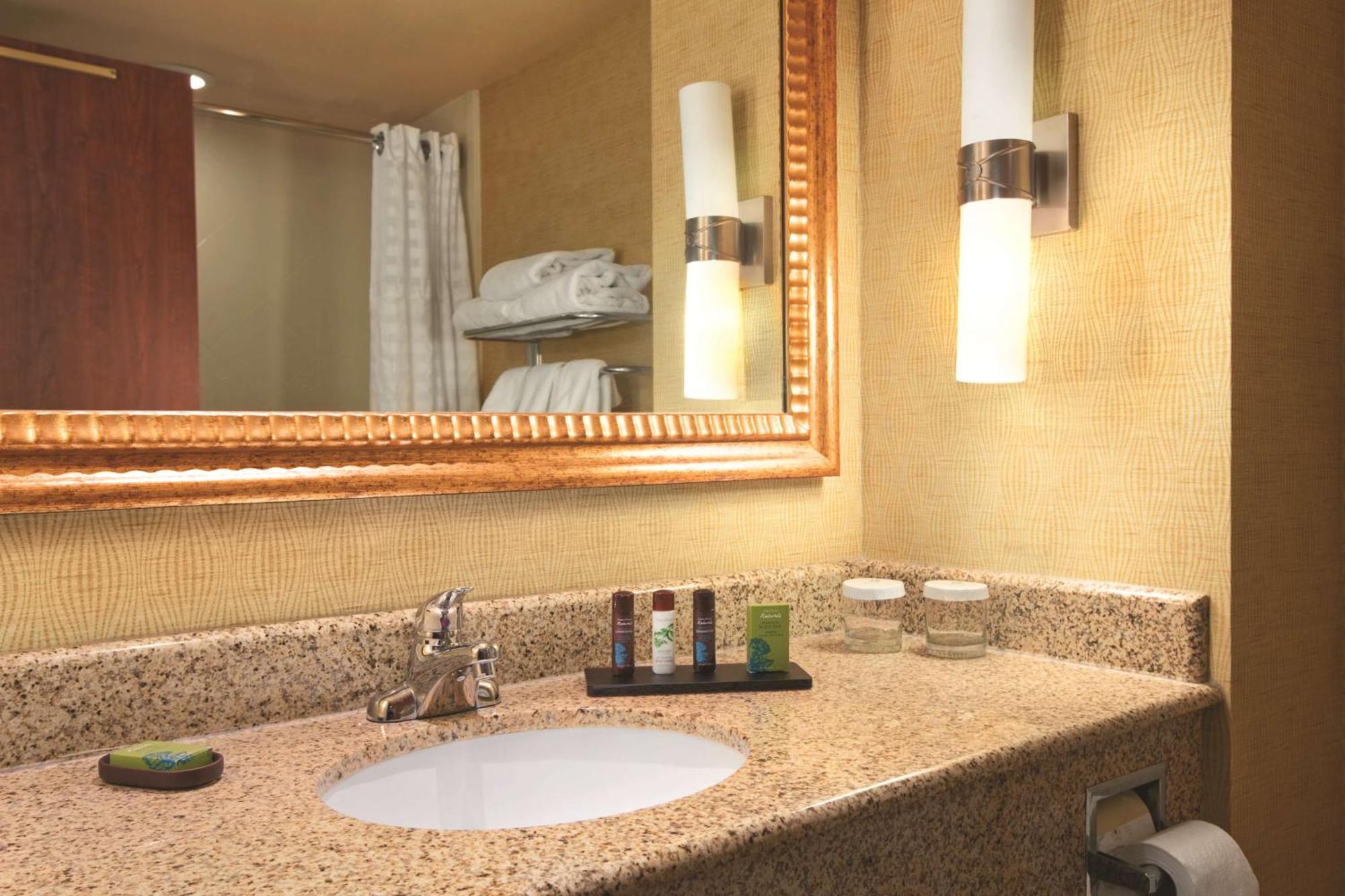 Embassy Suites East Peoria Hotel And Riverfront Conference Center Eksteriør billede